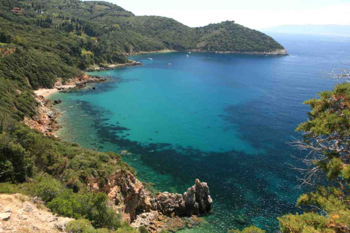 La chiamano i Caraibi di Roma: la spiaggia nascosta dell’Argentario che devi vedere almeno una volta 2 Cala dell'amore