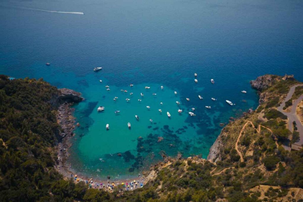 La chiamano i Caraibi di Roma: la spiaggia nascosta dell’Argentario che devi vedere almeno una volta 1 Cala dell'amore