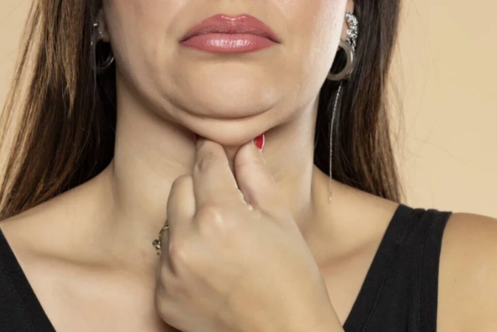 Rivoluziona il tuo profilo: gli esercizi segreti per ridurre il doppio mento e ridefinire il viso 1 Sebbene non esista una soluzione immediata e miracolosa, oggi è possibile contrastare efficacemente questo problema attraverso specifici esercizi facciali
