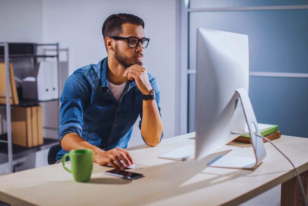 virus che attacca il computer