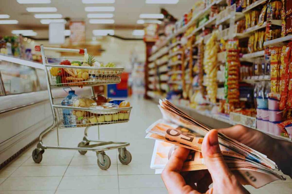 Risparmia più di 4.000€ all’anno: i supermercati dove conviene davvero fare la spesa 1 il supermercato dove risparmiare