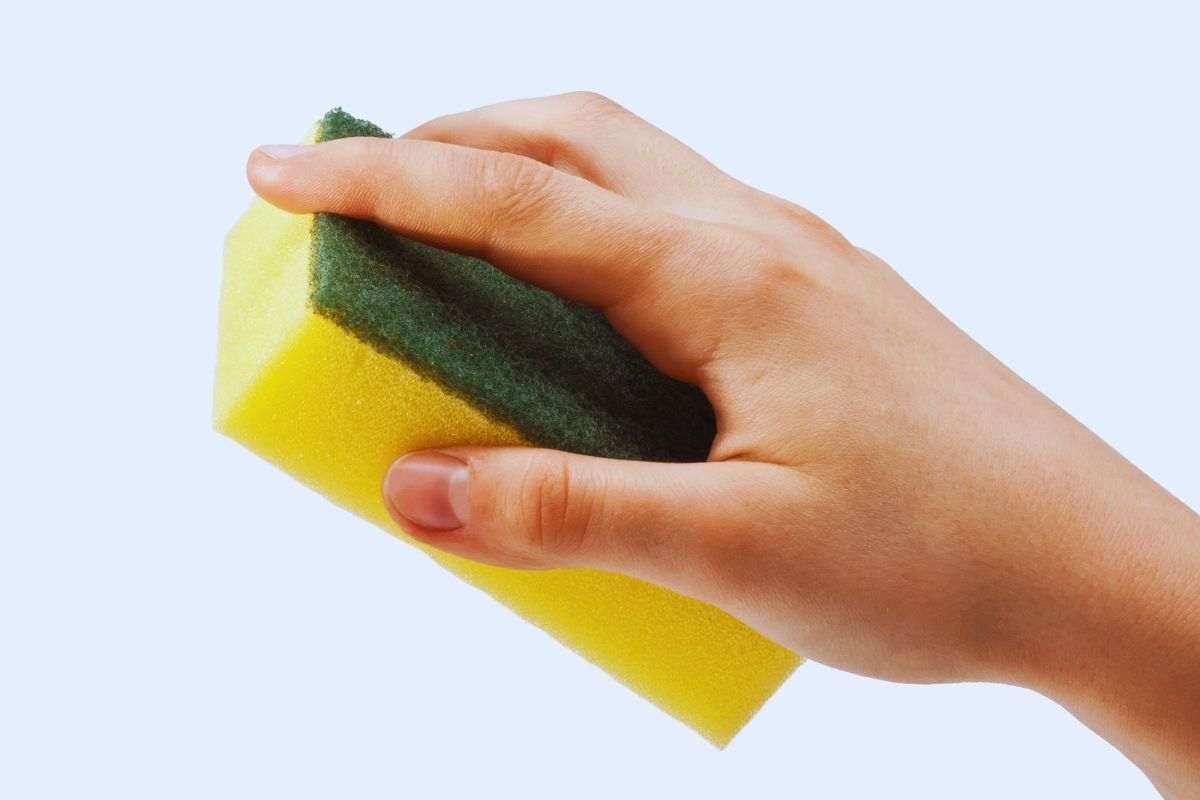 il trucco della spugnetta per il frigo